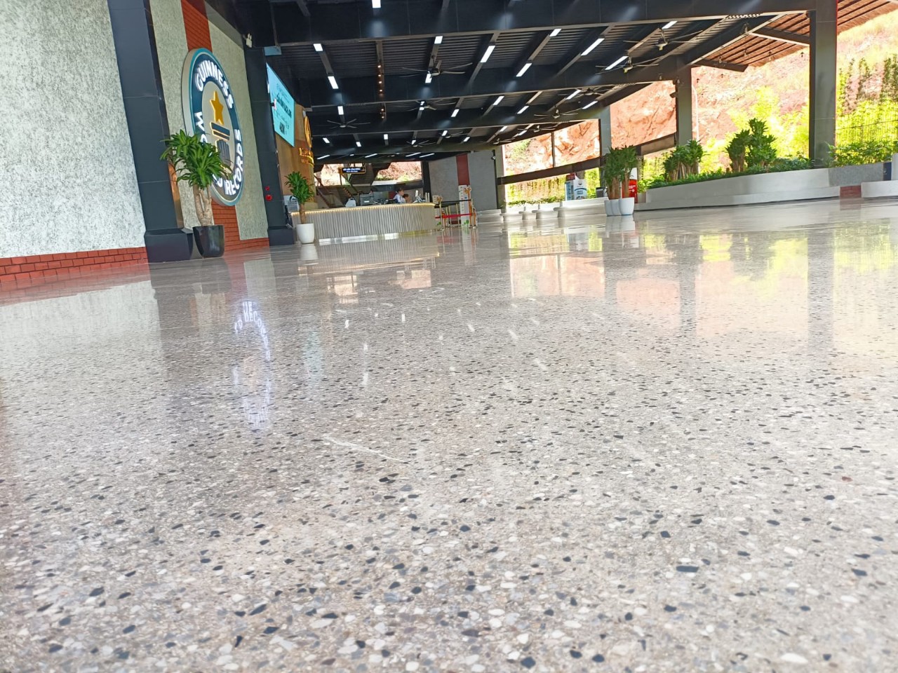 "Tân Trang" Ngôi Nhà Với Đánh Bóng Sàn Bê Tông Bóng Loáng: 4 Mẹo Tiết Kiệm & Sang Trọng!