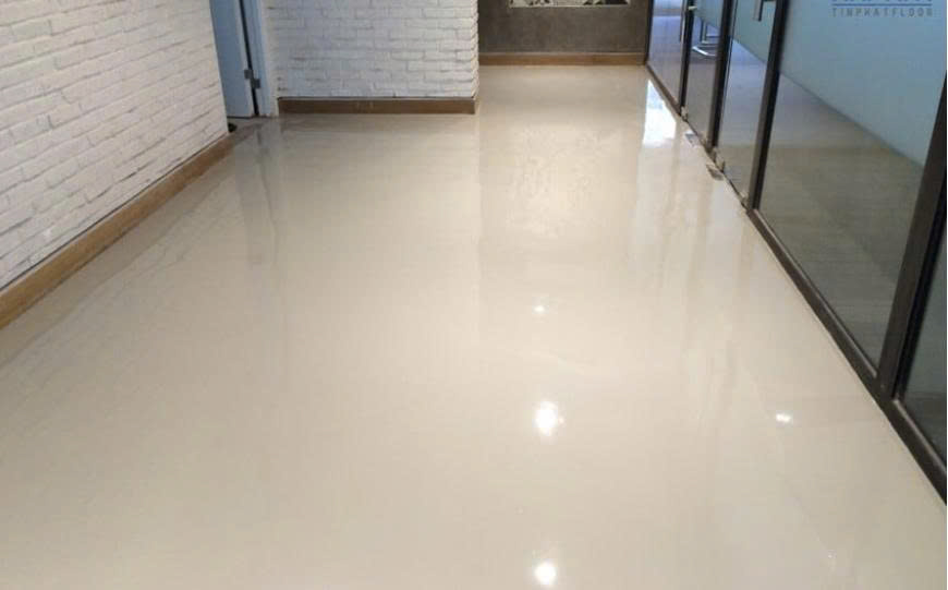 So sánh sàn epoxy với các vật liệu truyền thống