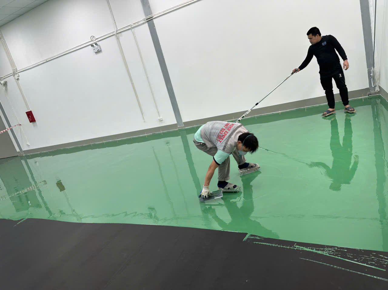 Quy Trình Thi Công Sàn Epoxy Chống Trượt Chuẩn Kỹ Thuật